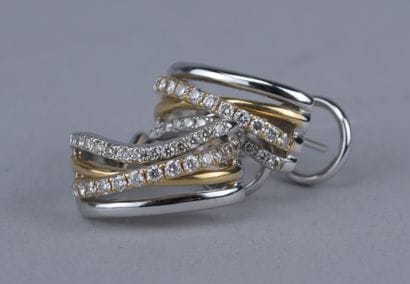 Pair of 18-karat gold earrings with diamonds

Pair...