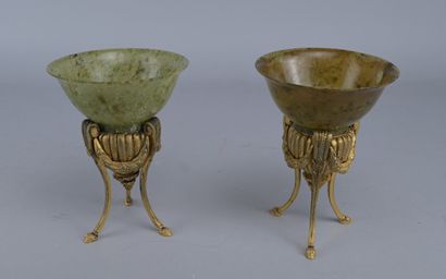 Paire de coupes en jade sur piètement en...