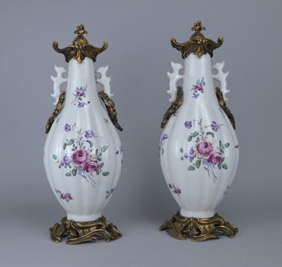 Pair of Mennecy-Villeroy vases, 18th century

An...