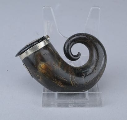 Scottish horn snuffbox, 19th century

A dark...