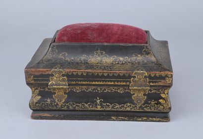 Lacquered wooden sewing box, 18th century

Wooden...