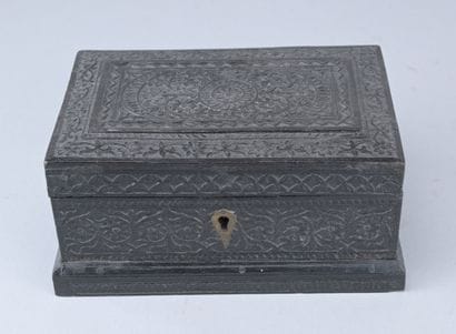 Anglo-Indian carved ebony box, circa 1900

Anglo-Indian...