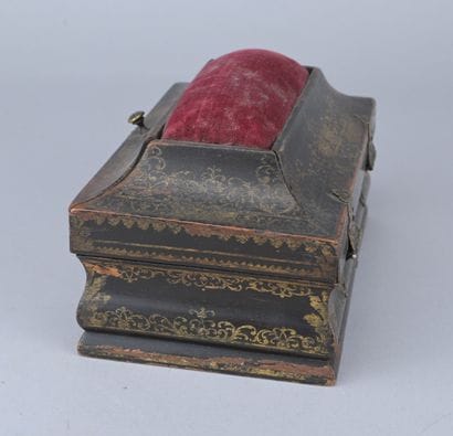 Lacquered wooden sewing box, 18th century

Wooden...