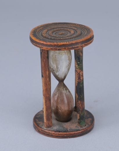 Painted wooden tabletop hourglass, 19th century

Small...