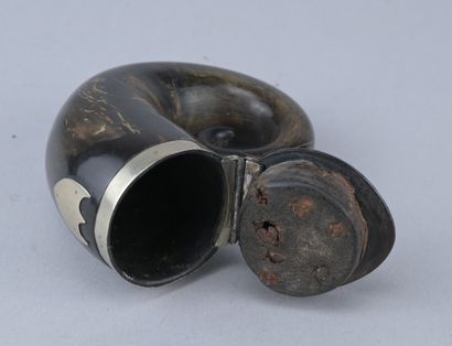 Scottish horn snuffbox, 19th century

A dark...