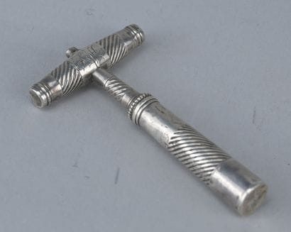 Silver pocket corkscrew, 18th century

Silver...