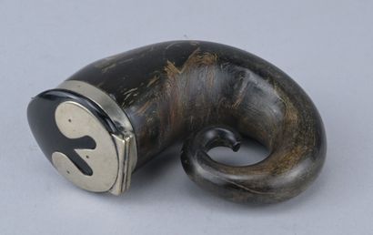 Scottish horn snuffbox, 19th century

A dark...
