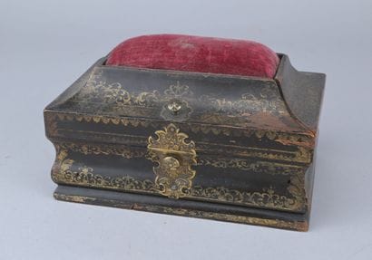 Lacquered wooden sewing box, 18th century

Wooden...