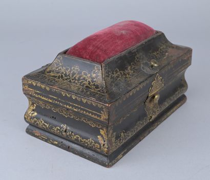 Lacquered wooden sewing box, 18th century

Wooden...