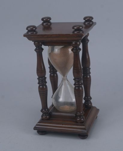 English mahogany hourglass, 19th century
An...