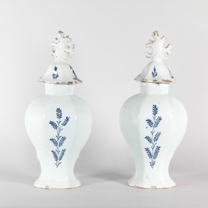 Pair of lidded Delftware vases – 18th century

A...