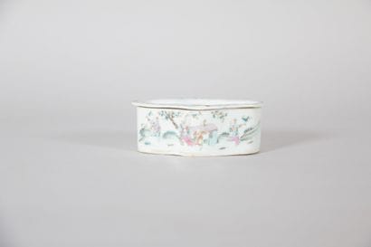 CHINA – Small “Famille Rose” porcelain cricket...