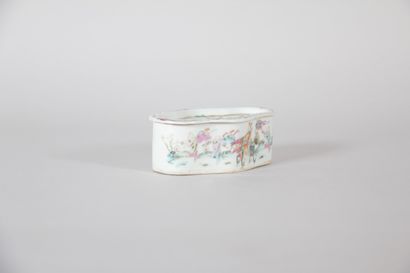 CHINA – Small “Famille Rose” porcelain cricket...