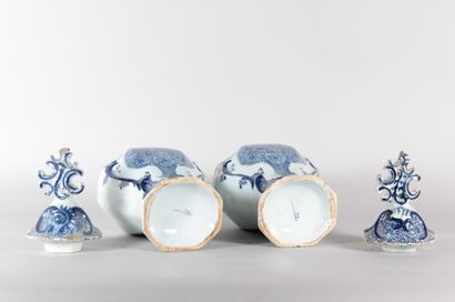 Pair of lidded Delftware vases – 18th century

A...