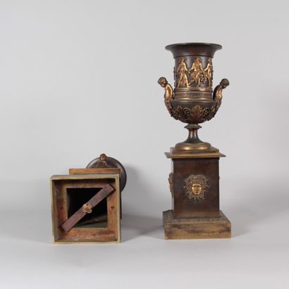 Pair of Empire-period Medici vases in patinated...