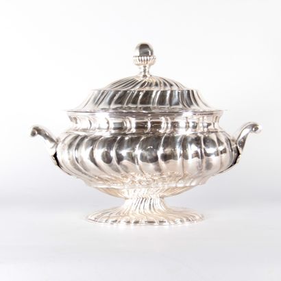 Large lidded soup tureen and its stand, made...