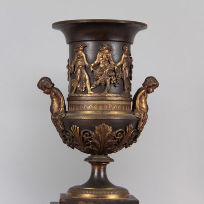 Pair of Empire-period Medici vases in patinated...