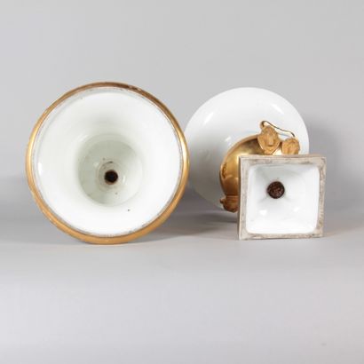 Pair of white and gold Medici vases – Empire...