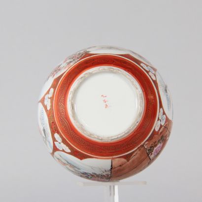JAPAN – Kutani porcelain vase decorated with...