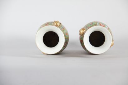 China – Pair of Canton porcelain vases, Famille...