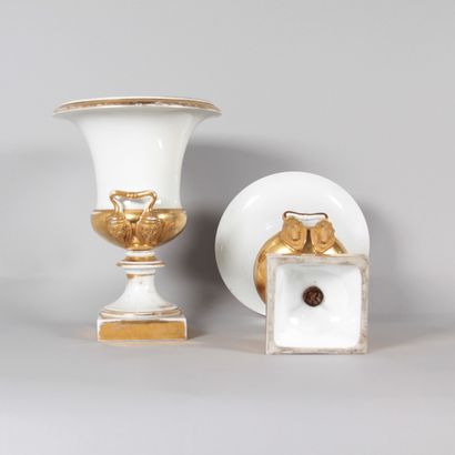 Pair of white and gold Medici vases – Empire...