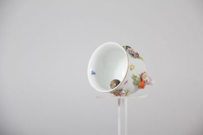 MEISSEN – Small porcelain table bell with...