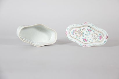 CHINA – Small “Famille Rose” porcelain cricket...