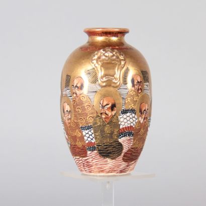 JAPAN – Satsuma vase with Rakan and dragon...