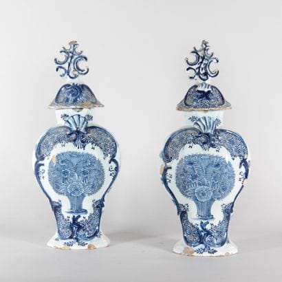 Pair of lidded Delftware vases – 18th century

A...