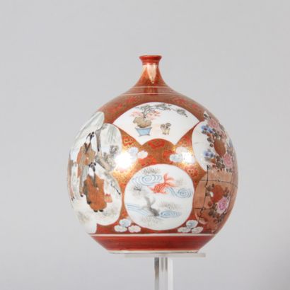 JAPAN – Kutani porcelain vase decorated with...