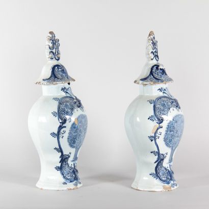 Pair of lidded Delftware vases – 18th century

A...