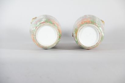 China – Pair of Canton porcelain vases, Famille...