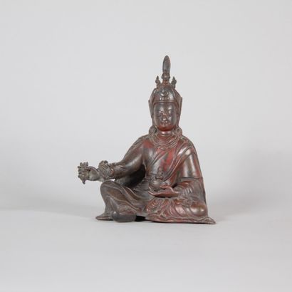 Seated Buddha in patinated bronze – Tibet,...