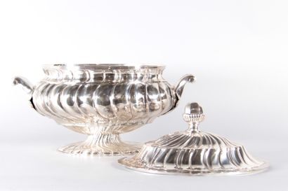 Large lidded soup tureen and its stand, made...