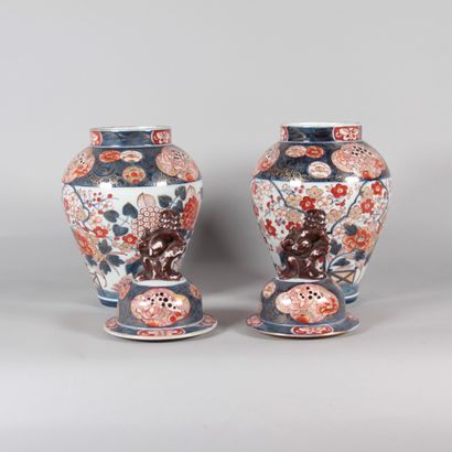 Japan – 19th century – Pair of lidded Imari...