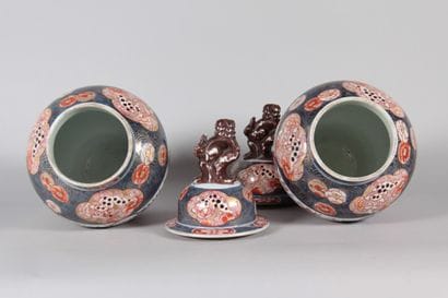 Japan – 19th century – Pair of lidded Imari...