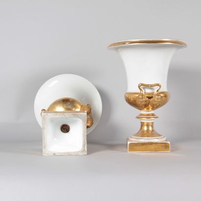 Pair of white and gold Medici vases – Empire...