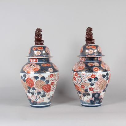 Japan – 19th century – Pair of lidded Imari...