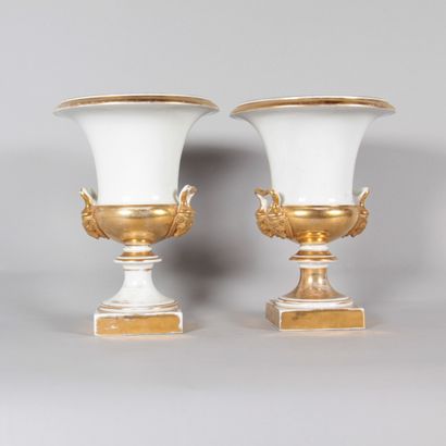 Pair of white and gold Medici vases – Empire...