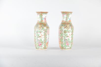 China – Pair of Canton porcelain vases, Famille...