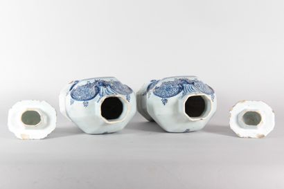 Pair of lidded Delftware vases – 18th century

A...