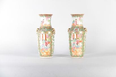 China – Pair of Canton porcelain vases, Famille...
