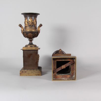Pair of Empire-period Medici vases in patinated...