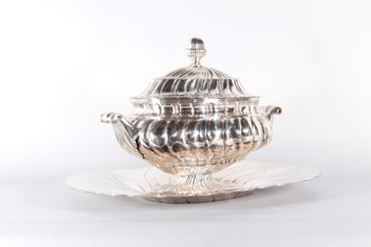 Large lidded soup tureen and its stand, made...