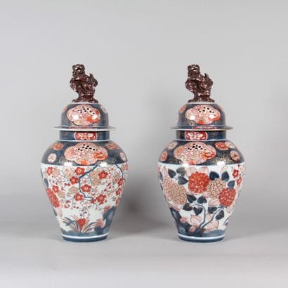 Japan – 19th century – Pair of lidded Imari...