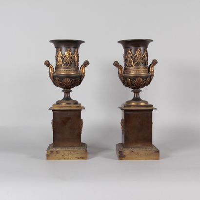 Pair of Empire-period Medici vases in patinated...