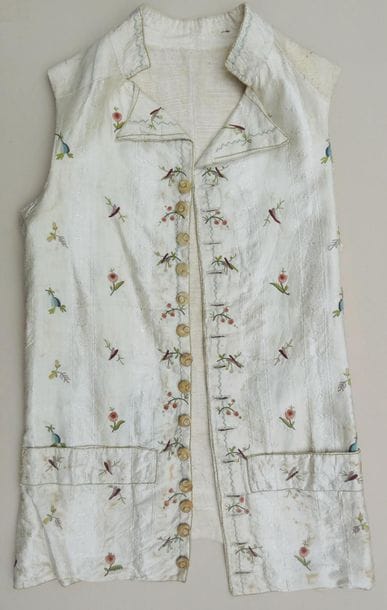 Gilet de jeune garçon en soie brodée de fleurs,...
