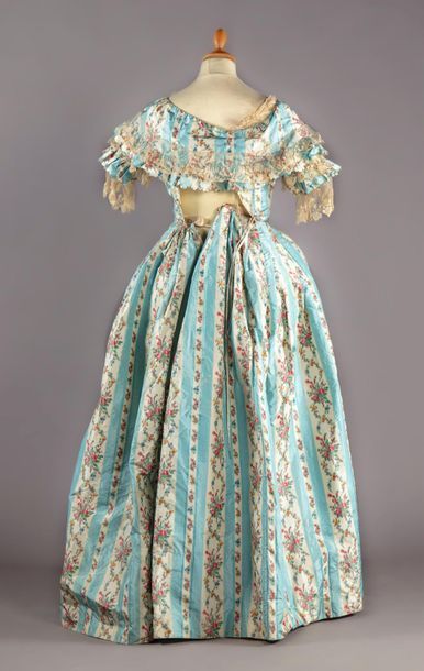Remarquable robe du bal, vers 1850, taffetas...