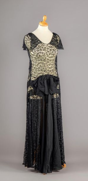 Robe du soir vers 1930, robe en dentelle...
