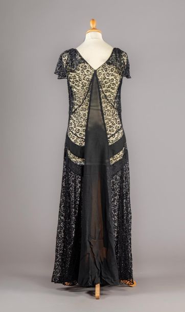 Robe du soir vers 1930, robe en dentelle...